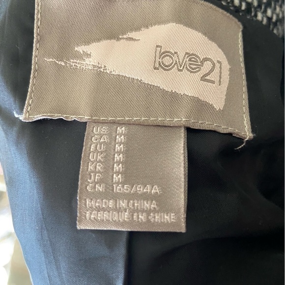 FOREVER 21 weave jacket perfect for office or any time you want to look sharp. - Picture 4 of 5